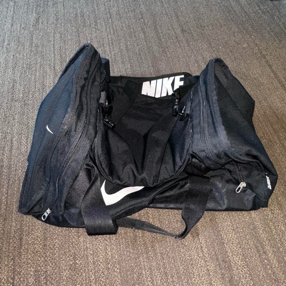 Nike Duffel Overnight Weekend Bag 61 X 30 X 31 Cm View 2